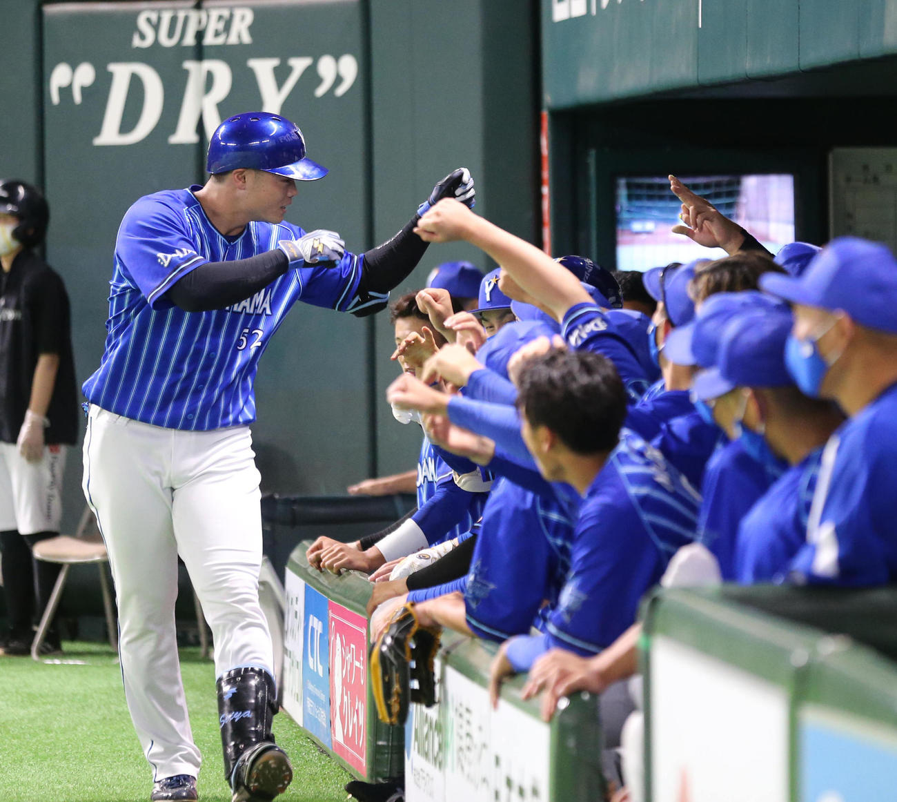 ソフトバンク対DeNA 9回表DeNA1死、細川成也は中越え本塁打を放ちベンチのナインとハイタッチ（撮影・梅根麻紀）
