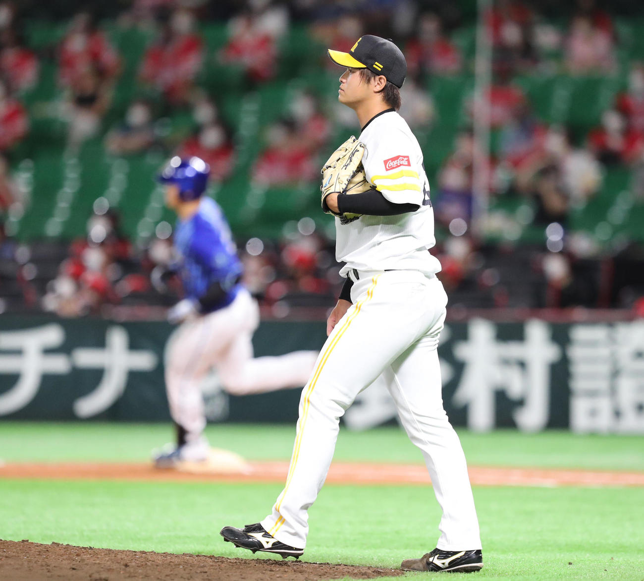 ソフトバンク対DeNA 9回表DeNA1死、細川成也に中越え本塁打を浴びた甲斐野央（撮影・梅根麻紀）