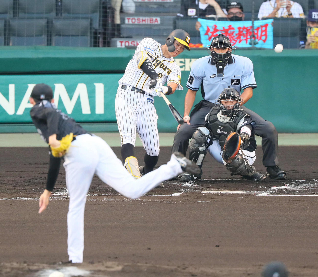 阪神対ロッテ　1回裏阪神1死一塁、佐藤輝は左越え先制2点本塁打を放つ（撮影・宮崎幸一）
