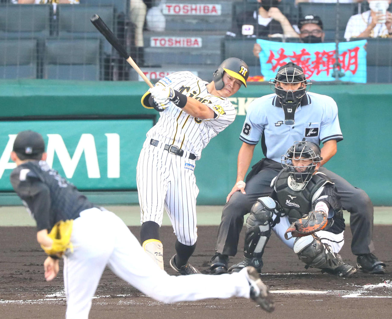 2021年7月27日　エキシビジョンマッチ阪神対ロッテ　1回裏阪神1死一塁、佐藤輝明は左越え先制2点本塁打を放つ（撮影・宮崎幸一）