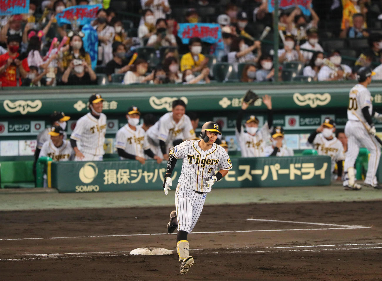 阪神対ロッテ　8回裏阪神1死一塁、佐藤輝は中越え2点本塁打を放つ（撮影・宮崎幸一）