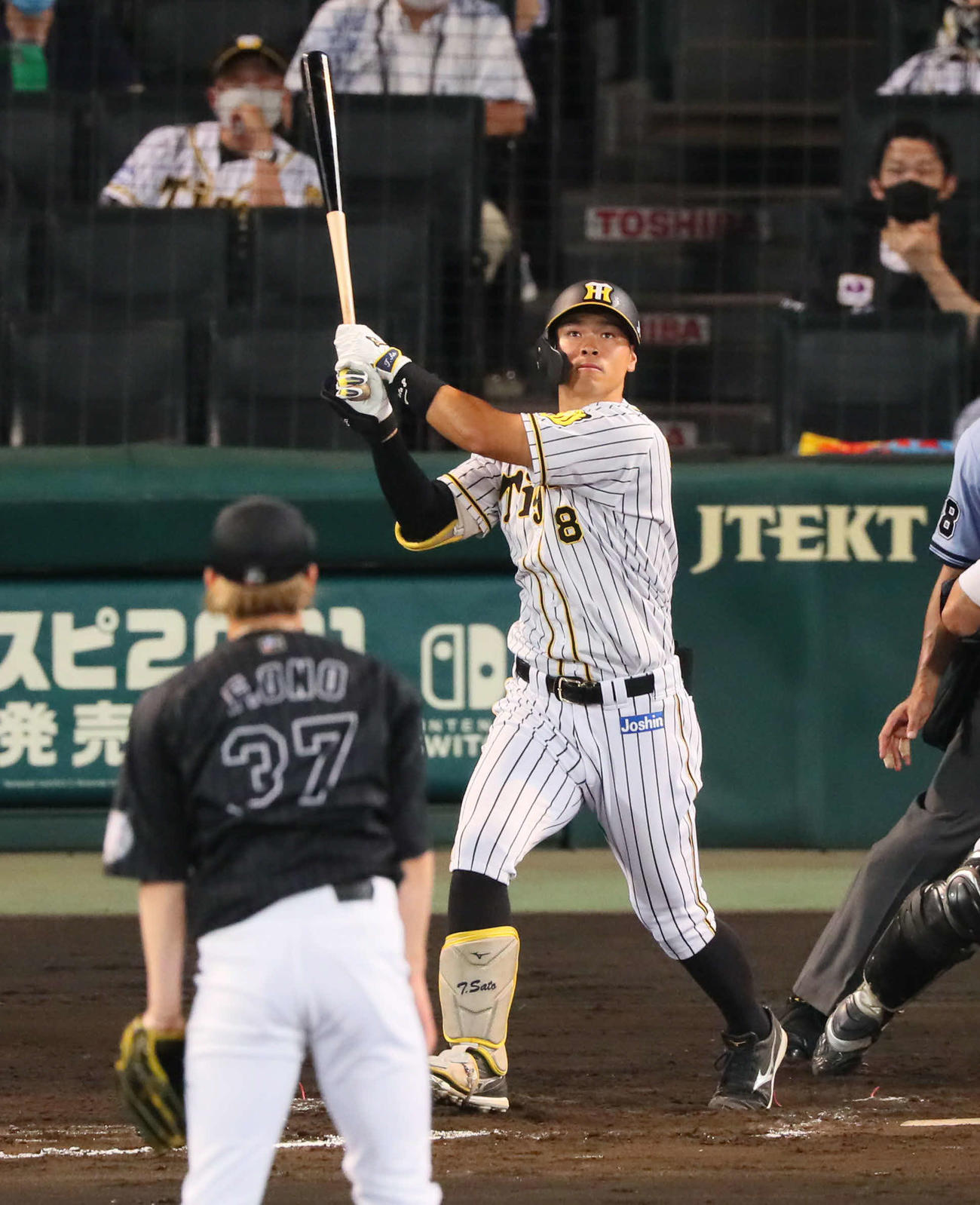 阪神対ロッテ　8回裏阪神1死一塁、佐藤輝は中越え2点本塁打を放つ（撮影・宮崎幸一）