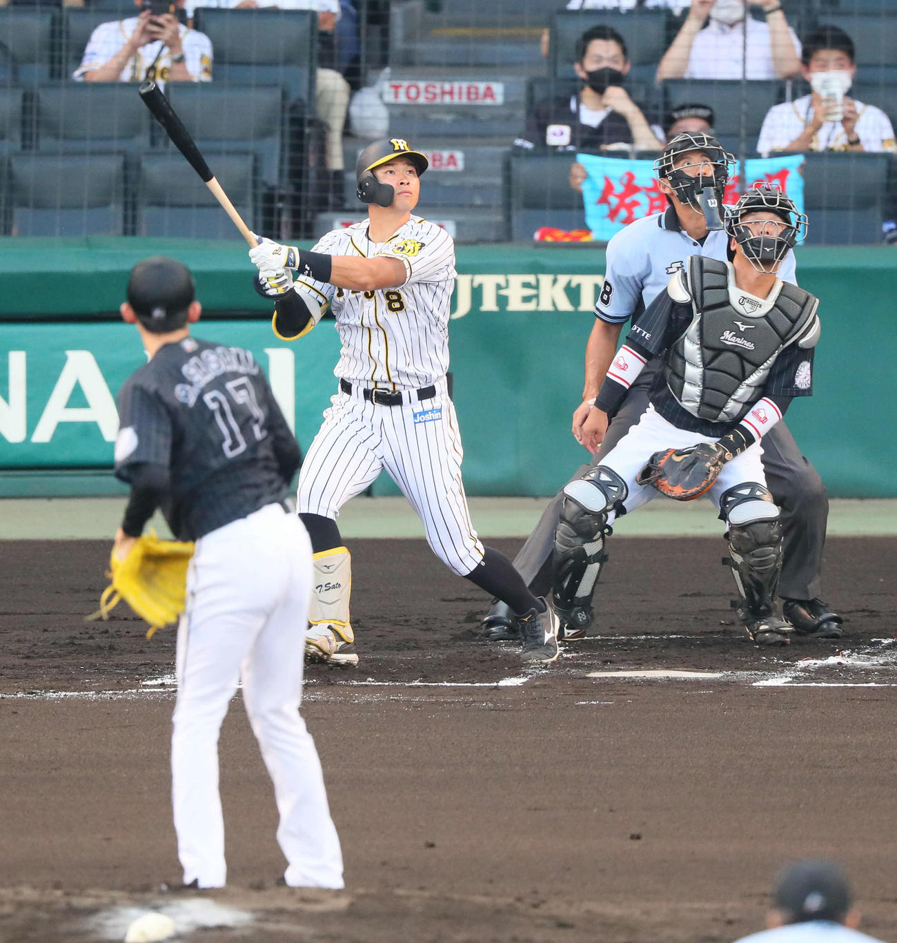 阪神対ロッテ　1回裏阪神1死一塁、佐藤輝は左越え先制2点本塁打を放つ（撮影・宮崎幸一）