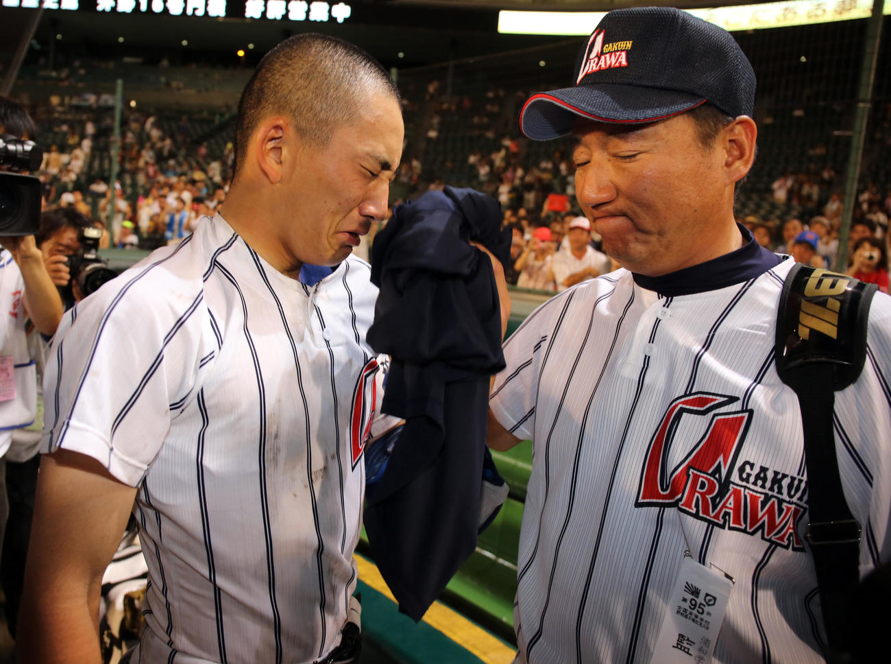 浦和学院・小島和哉（左）と森士監督（2013年8月10日撮影）