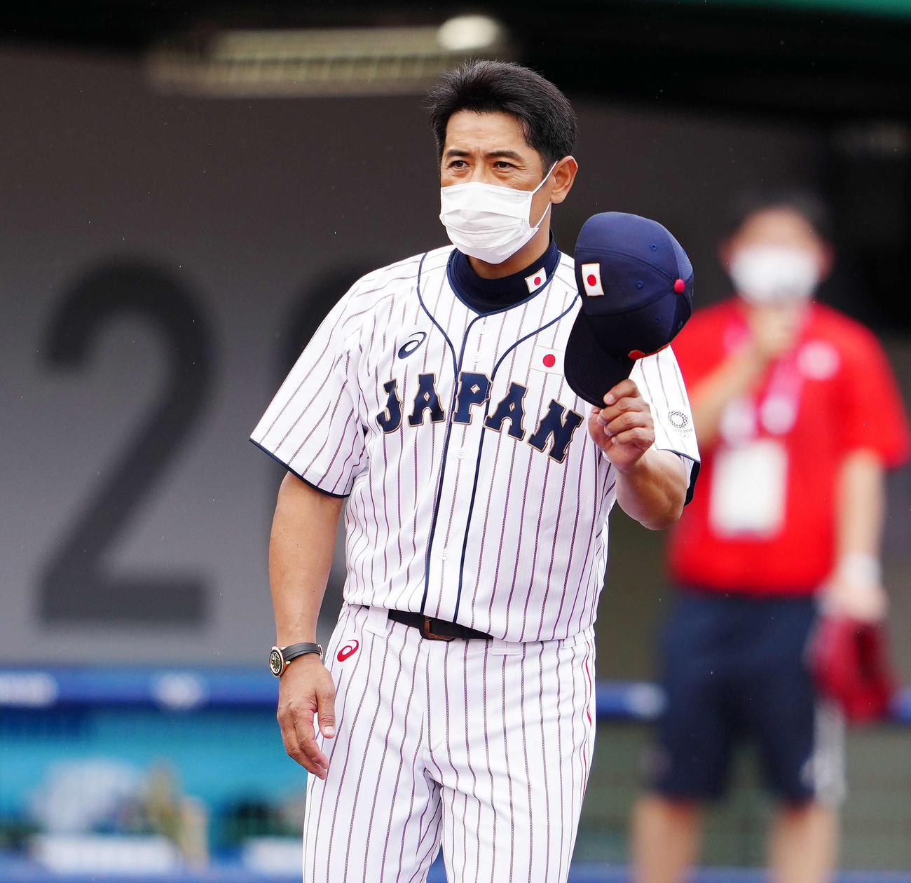 日本対ドミニカ共和国　試合後、ドミニカ共和国ベンチにあいさつする稲葉監督（撮影・江口和貴）
