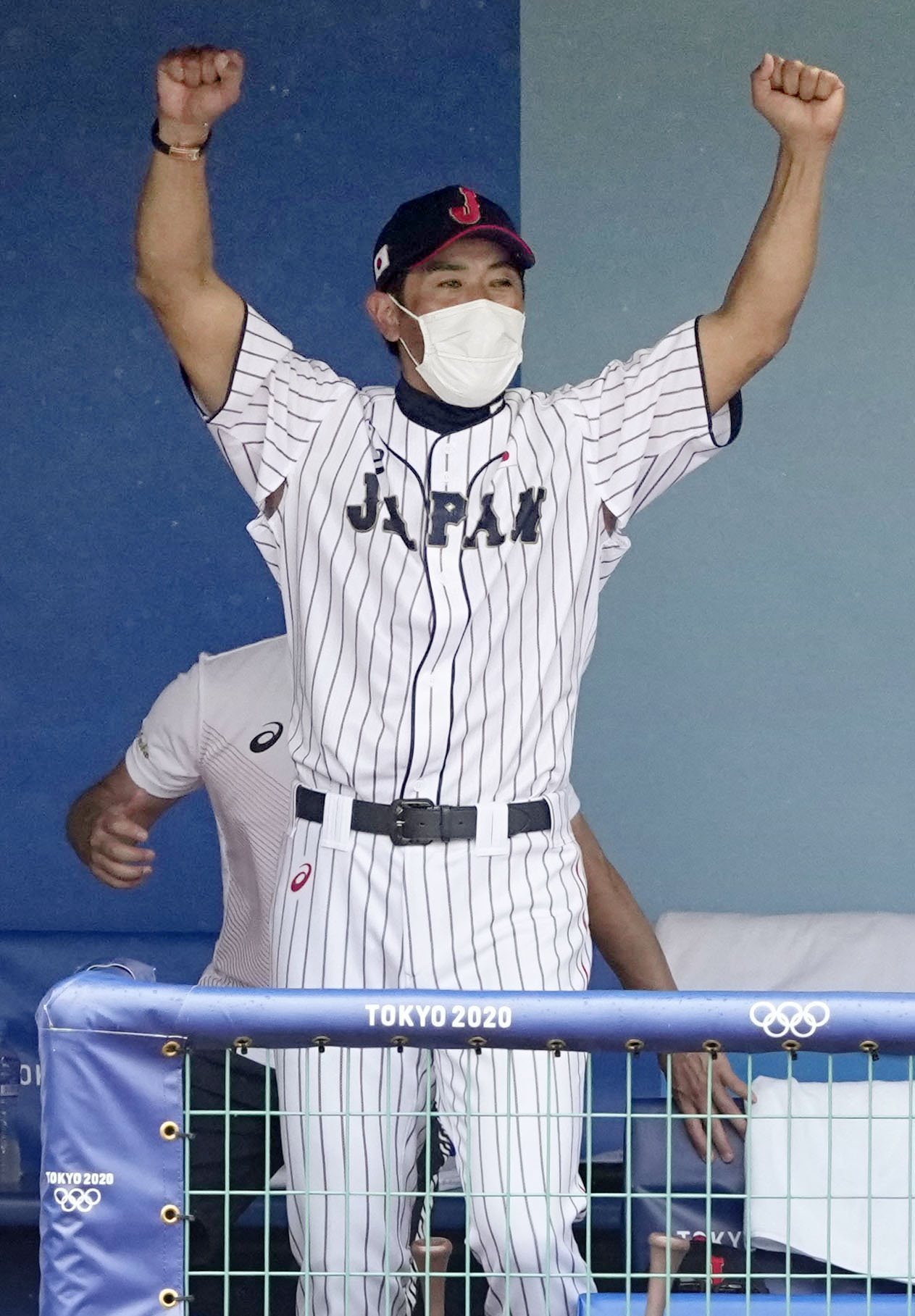 日本―ドミニカ共和国　9回、坂本のサヨナラ打にベンチでガッツポーズする稲葉監督（共同）