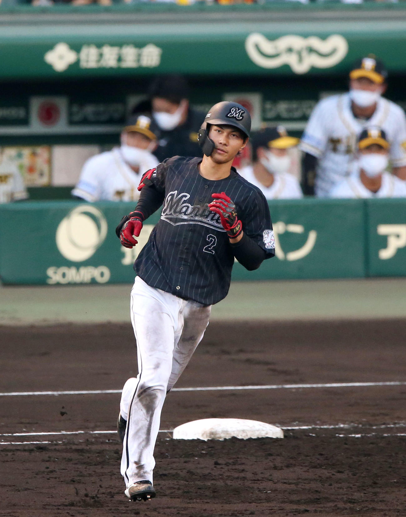 阪神対ロッテ　2回表ロッテ2死、藤原は右越え本塁打を放つ（撮影・上山淳一）