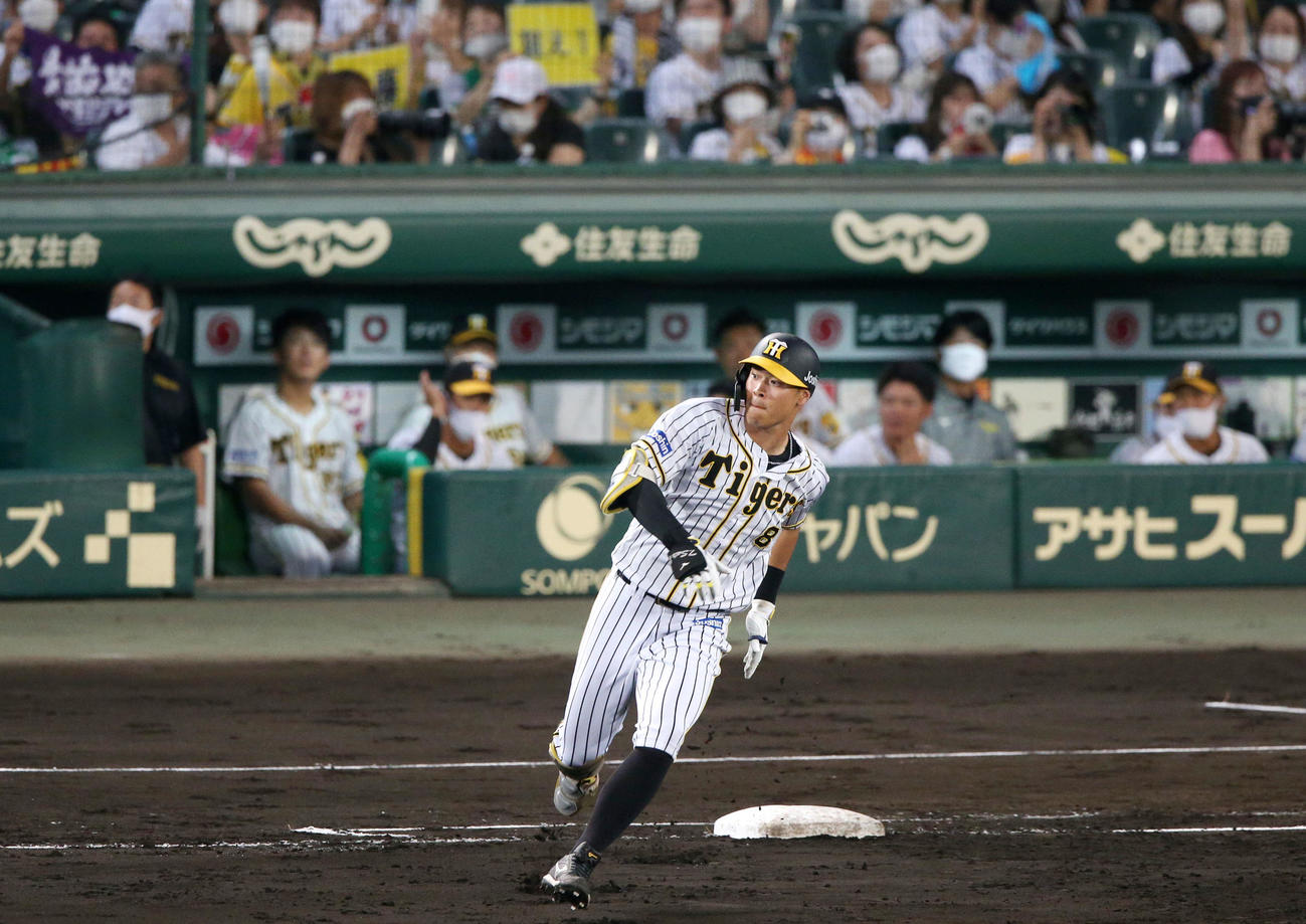阪神対ロッテ　4回裏阪神1死、佐藤輝は右へ二塁打を放ち二塁へ向かう（撮影・上山淳一）