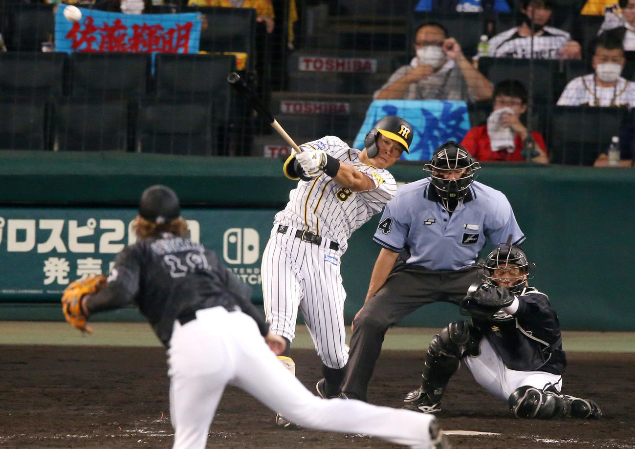阪神対ロッテ　4回裏阪神1死、佐藤輝は右へ二塁打を放つ（撮影・上山淳一）