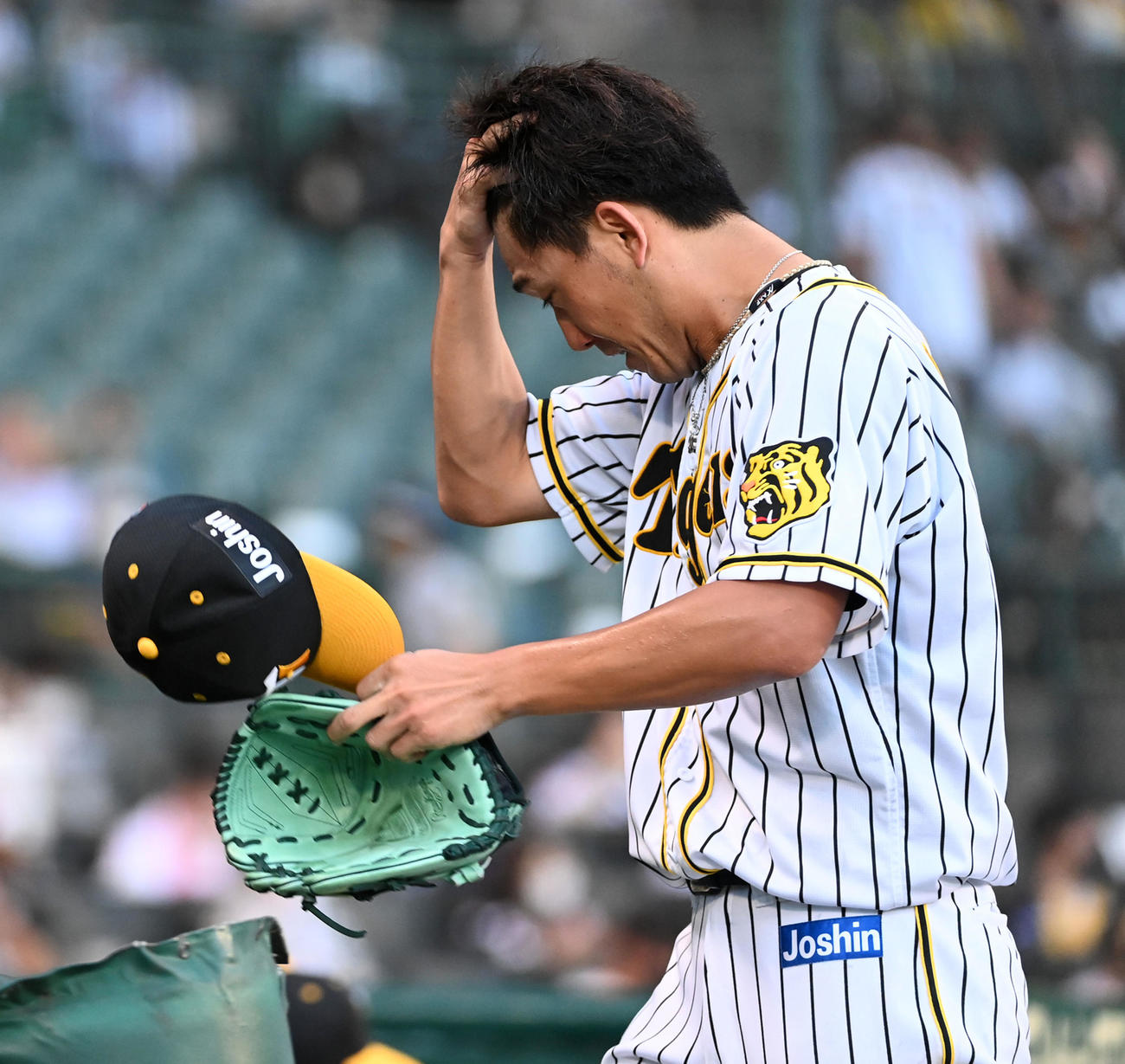阪神対ロッテ　2回、6失点にがっくりとベンチに戻る伊藤将（撮影・前岡正明）