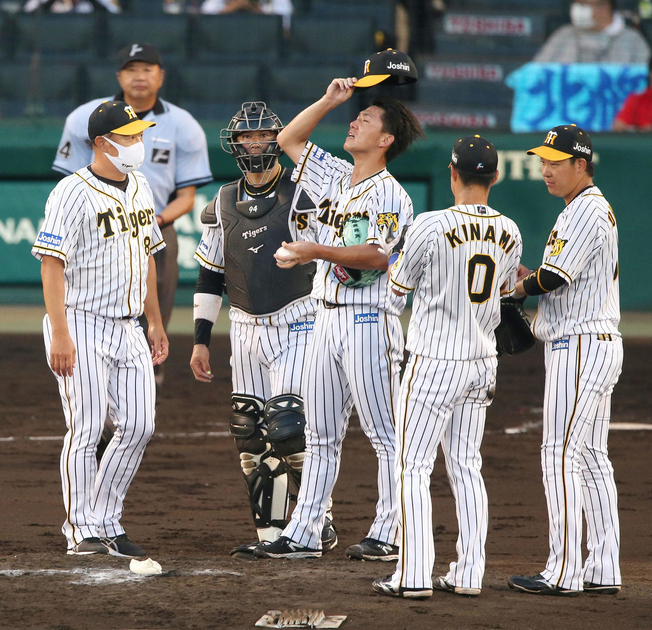 阪神対ロッテ　2回、ピンチを招いた伊藤将（中央）のもとへ福原投手コーチ（左）がマウンドに向かう（撮影・上山淳一）