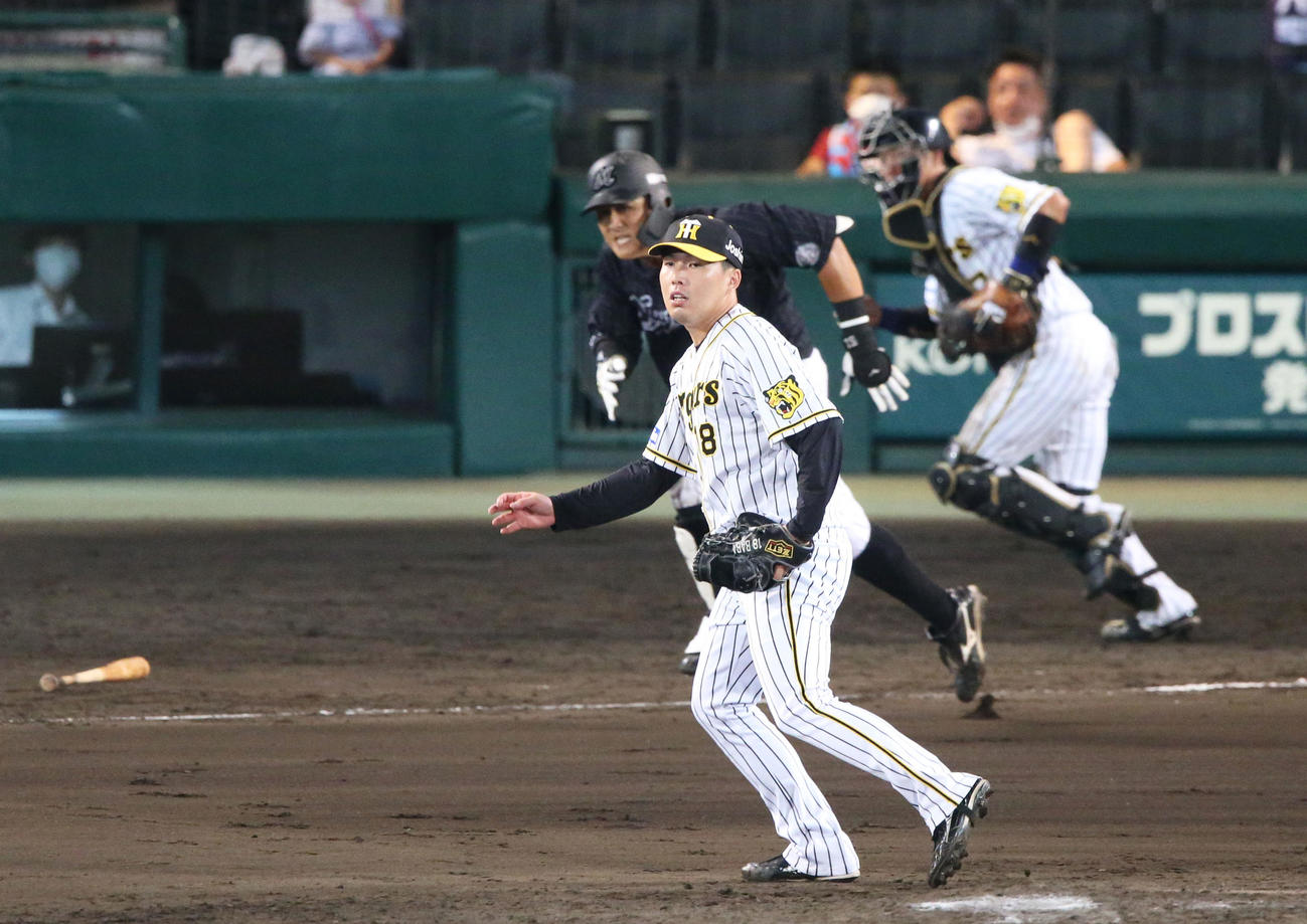 阪神対ロッテ　8回表ロッテ無死、馬場（手前）は山口を二ゴロに仕留める（撮影・上山淳一）