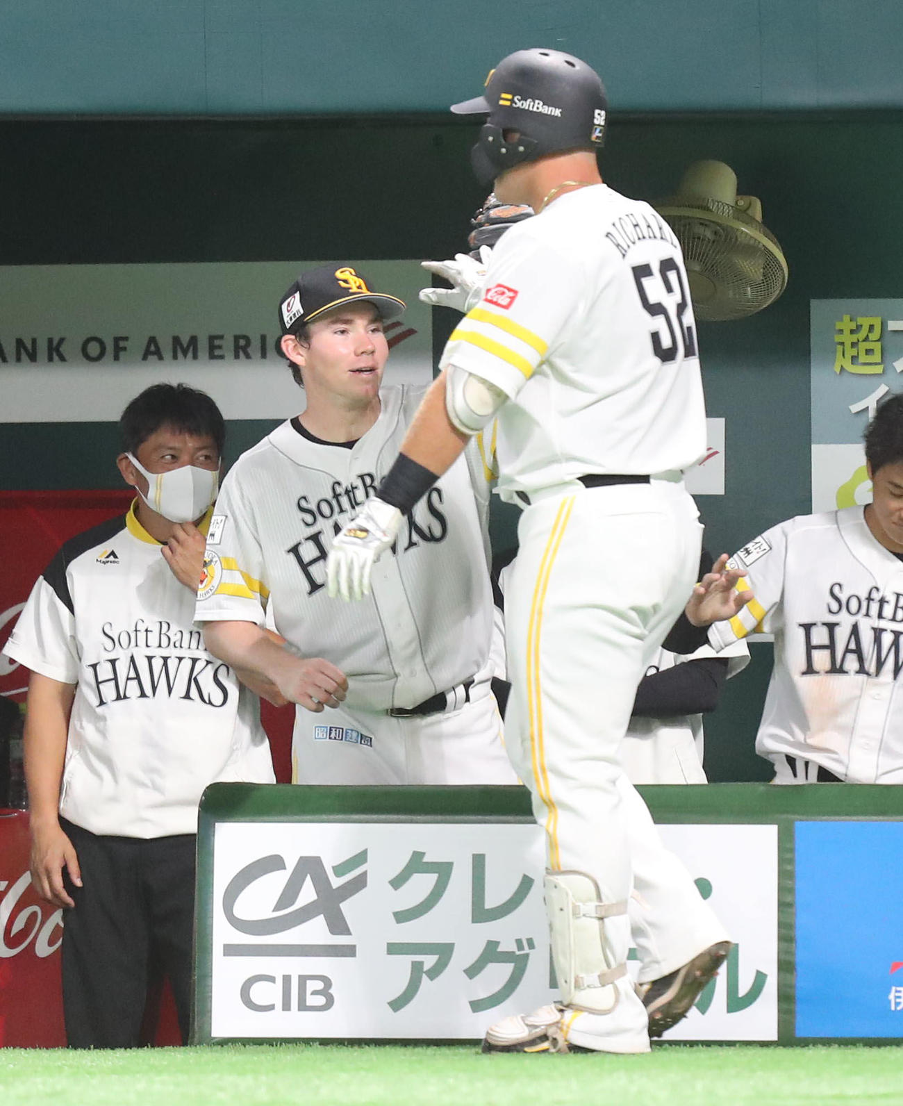 ソフトバンク対DeNA 3回裏ソフトバンク2死二塁、砂川リチャードは中越えに逆転となる2点本塁打を放ちカーター・スチュワート・ジュニアに迎えられる（撮影・梅根麻紀）