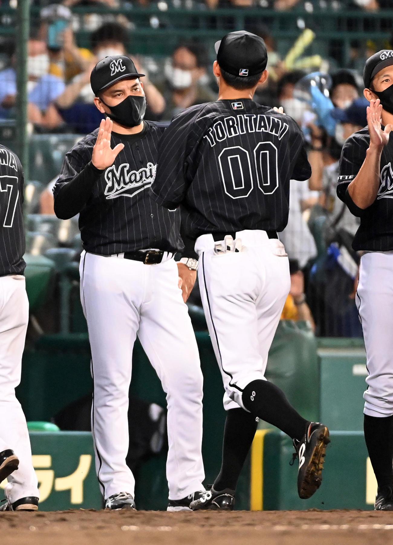 阪神対ロッテ　鳥谷（右）を迎える井口監督（撮影・前岡正明）