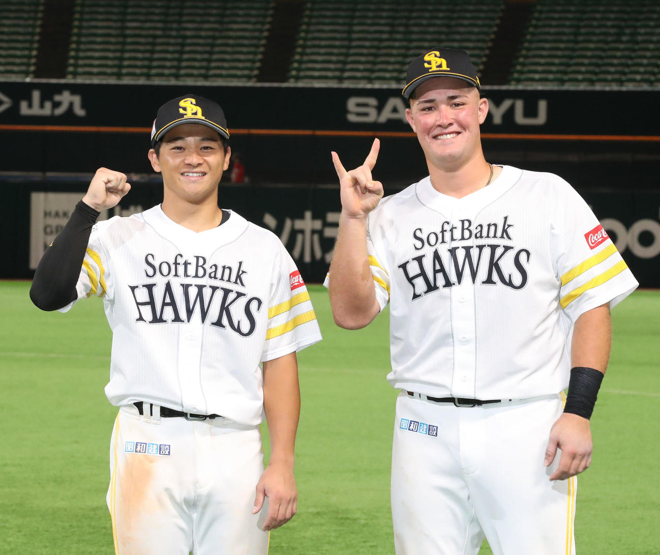 ソフトバンク対DeNA　ガッツポーズをする谷川原健太（左）とポーズをとるリチャード（右）（撮影・屋方直哉）