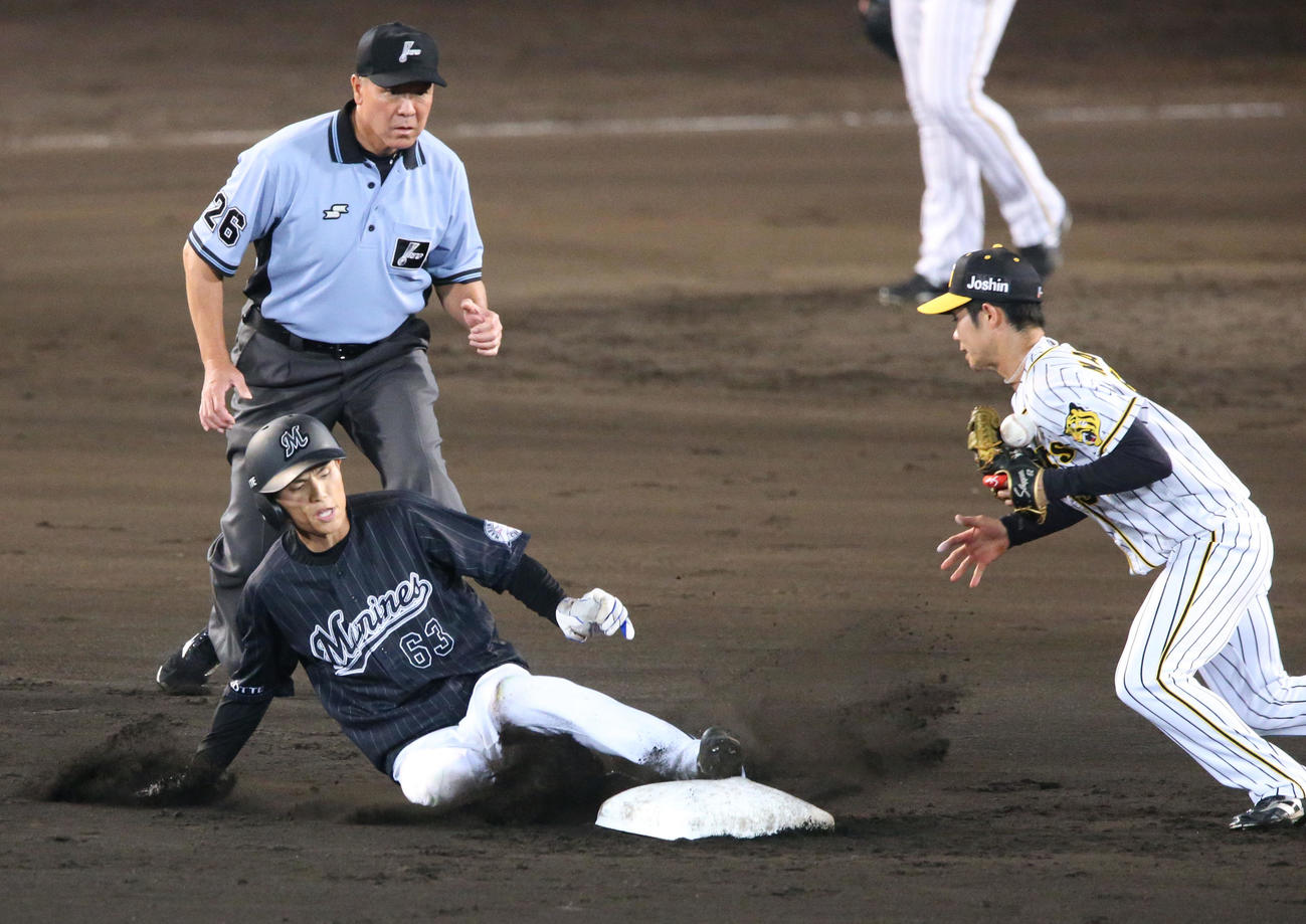 阪神対ロッテ　7回表ロッテ無死一塁、打者小川の時、一走和田（左）は二盗を決める（撮影・上山淳一）