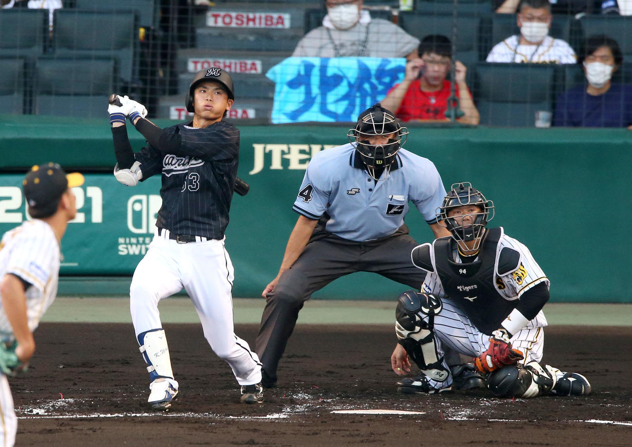 阪神対ロッテ　2回表ロッテ1死二、三塁、和田は先制左前適時打を放つ（撮影・上山淳一）
