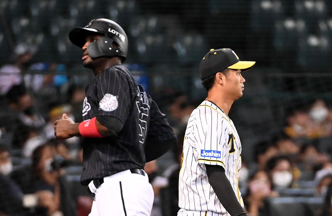 阪神対ロッテ　6回表ロッテ2死一塁、安田に左中間へ適時二塁打を打たれがっくりする石井将希（右）。左は生還したエチェバリア（撮影・前岡正明）