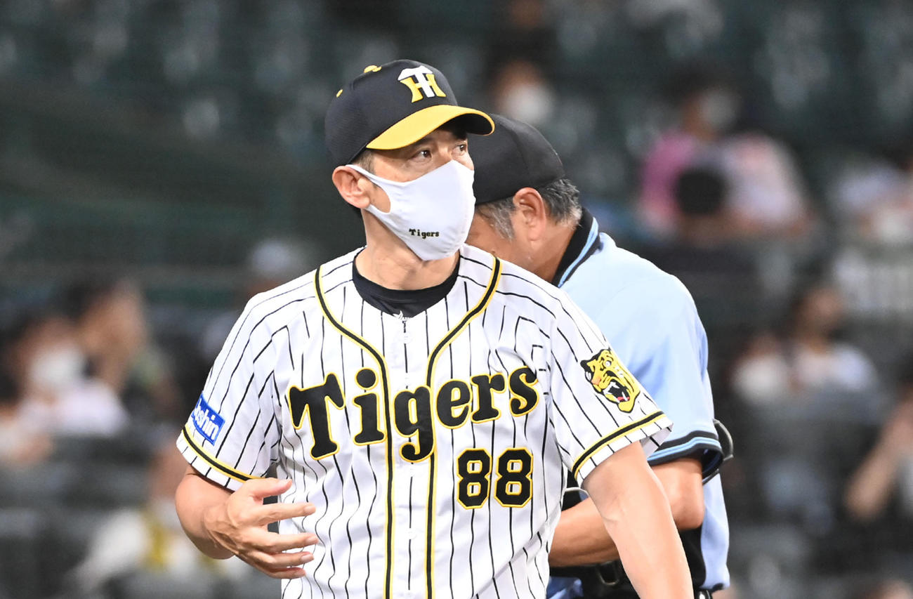 阪神対ロッテ　5回、選手交代を告げる矢野監督（撮影・前岡正明）