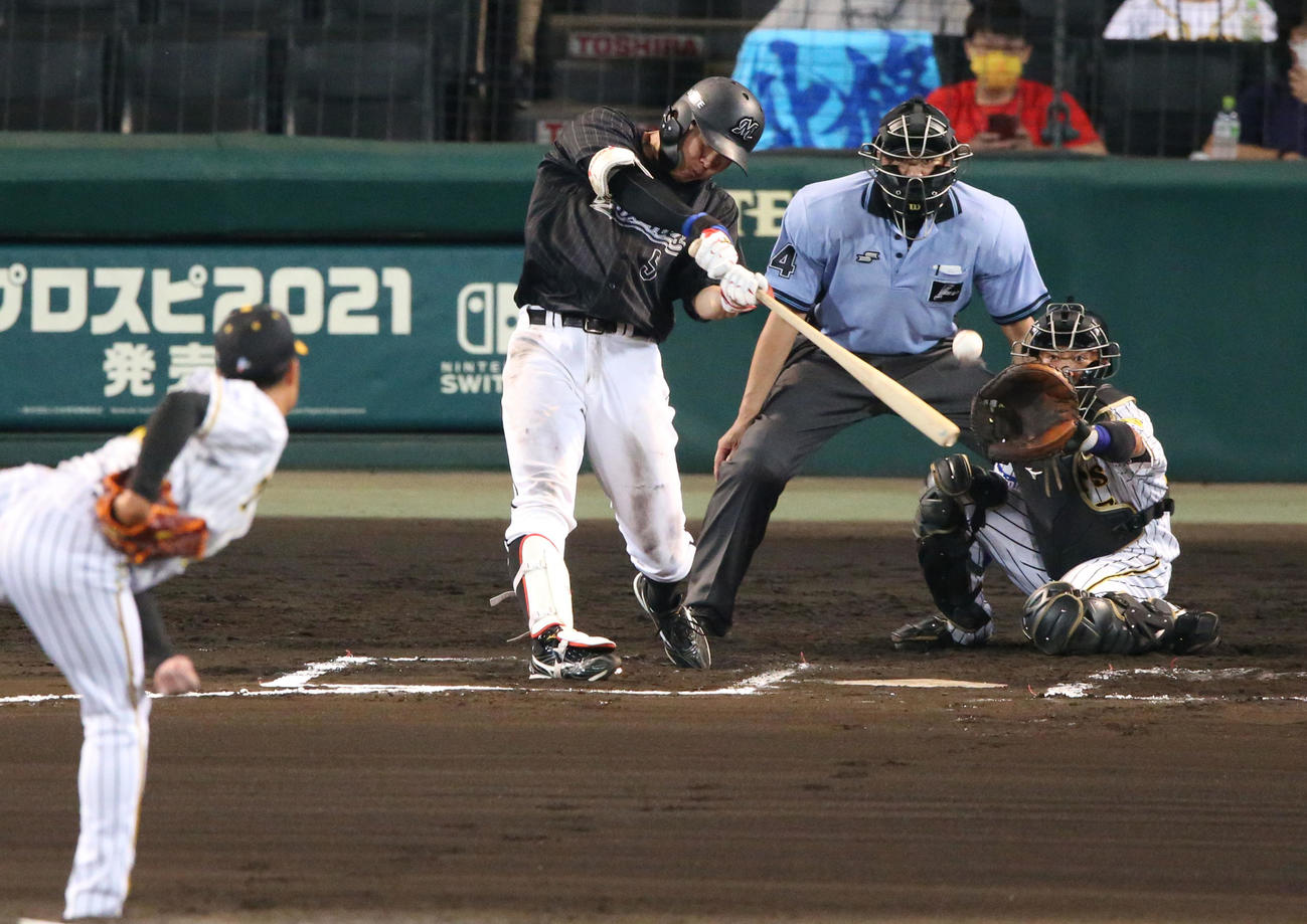 阪神対ロッテ　6回表ロッテ2死一塁、安田は中へ適時二塁打を放つ（撮影・上山淳一）