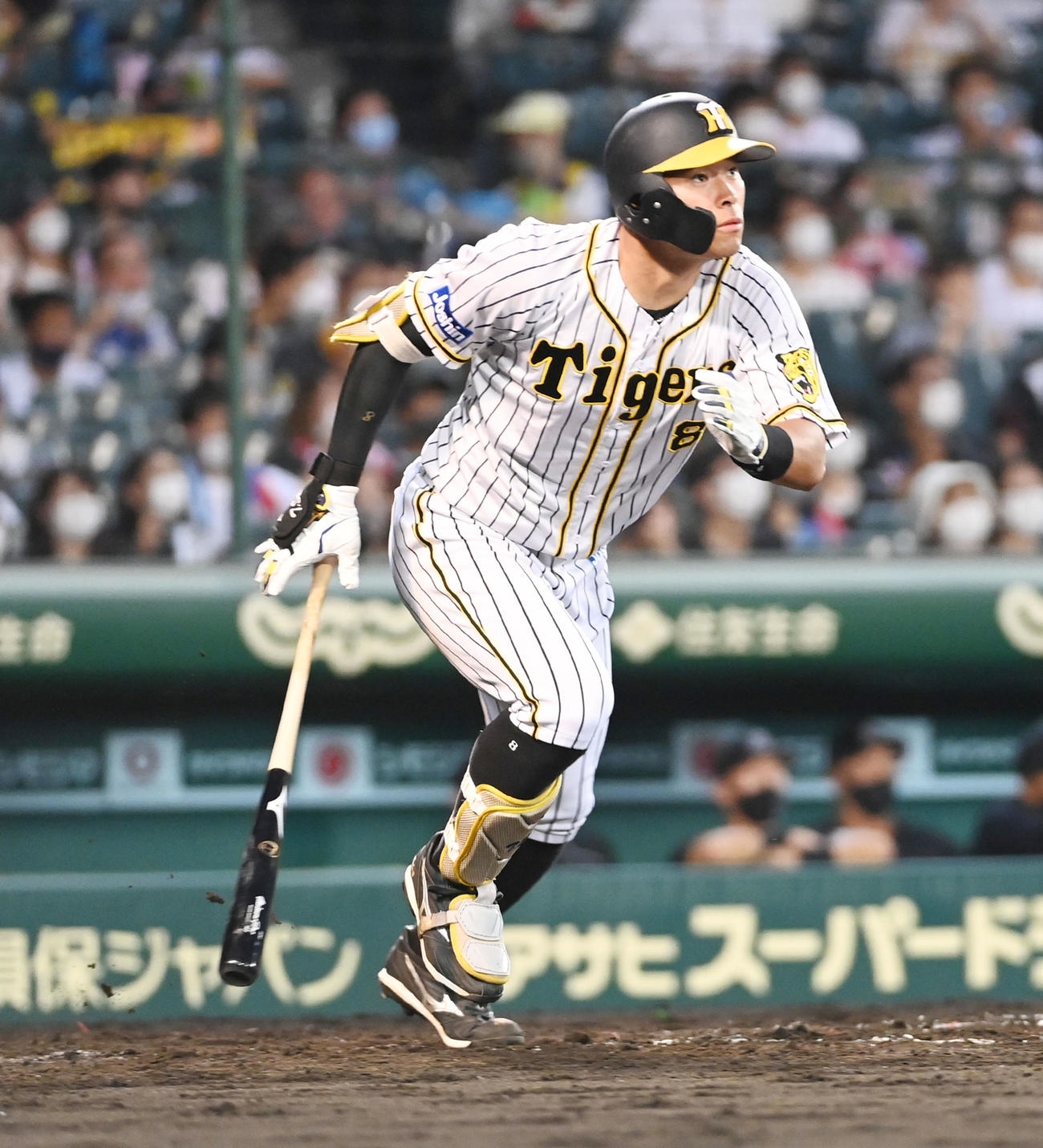 阪神対ロッテ　4回裏阪神1死、佐藤輝は右に二塁打を放つ（撮影・前岡正明）