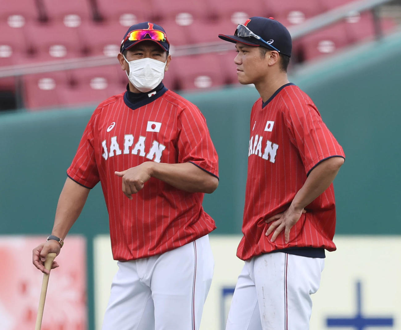 練習中、坂本（右）と言葉を交わす稲葉監督（撮影・垰建太）