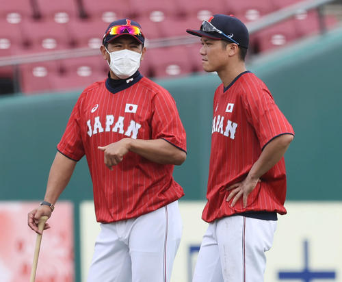 練習中、坂本（右）と言葉を交わす稲葉監督（撮影・垰建太）