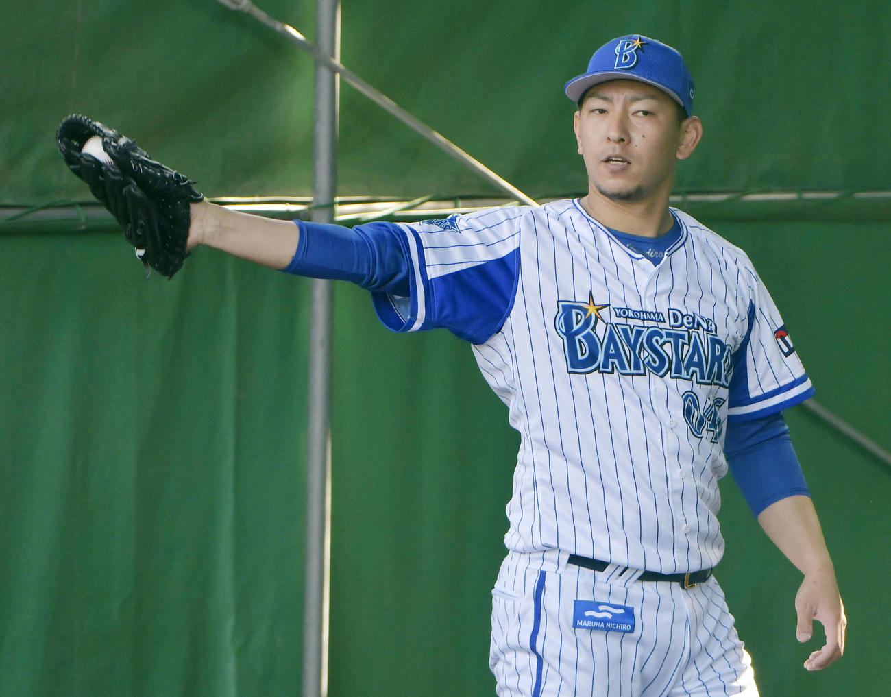 ブルペンで投球練習をするDeNA田中健