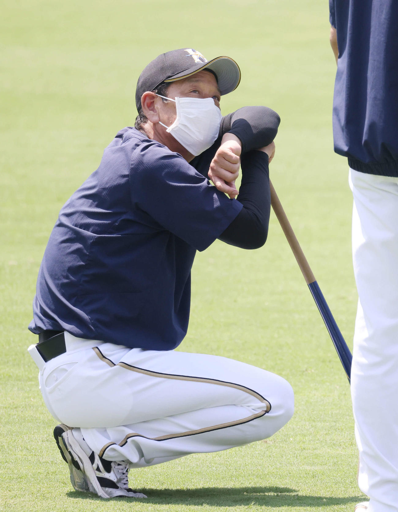 日本ハム練習　外野で練習を見守る栗山監督（撮影・加藤孝規）
