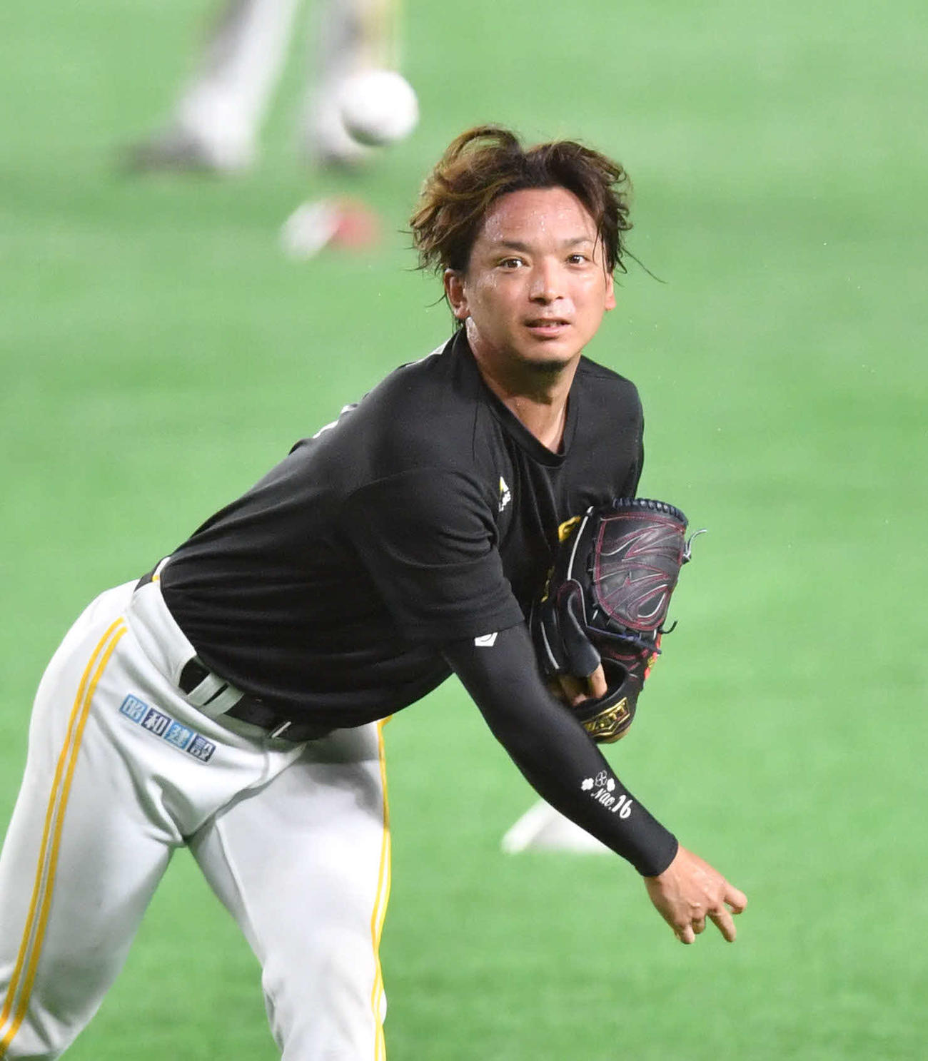 キャッチボールを行うソフトバンク東浜（撮影・岩下翔太）