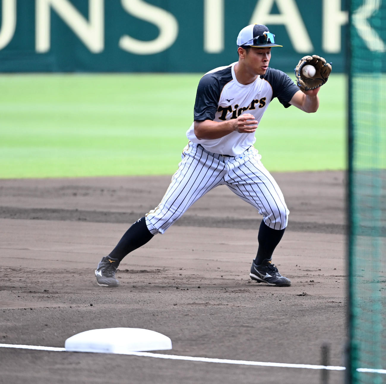 阪神対ロッテ　三塁でノックを受ける佐藤輝（撮影・前岡正明）