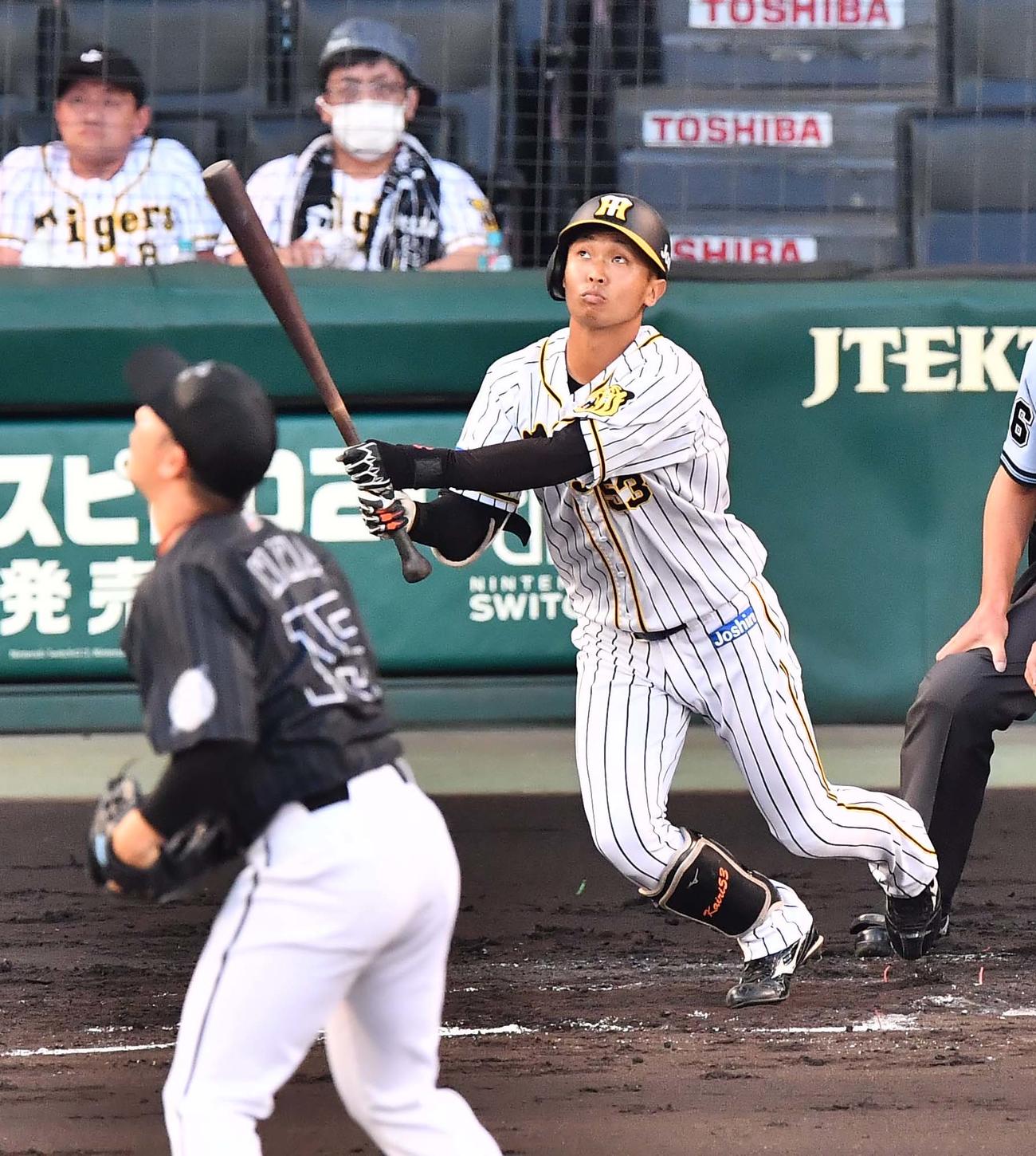 阪神対ロッテ　2回裏阪神1死二、三塁、勝ち越しの右犠飛を放つ島田（撮影・上田博志）