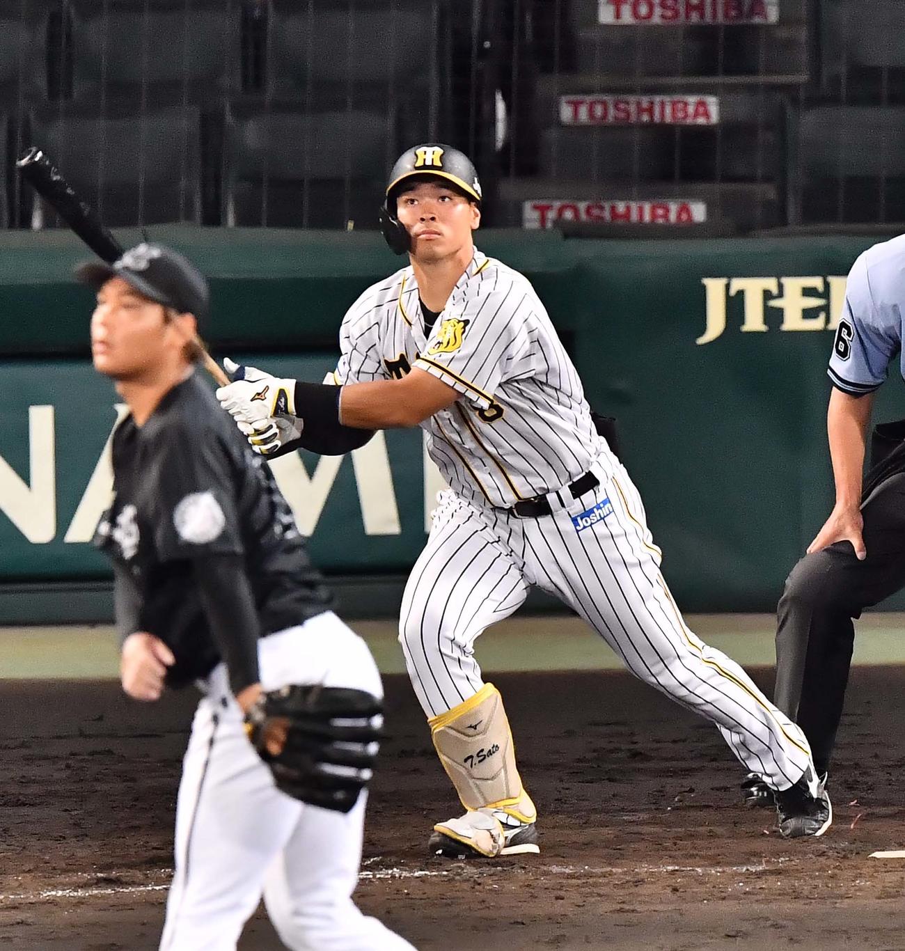 阪神対ロッテ　5回裏阪神2死一塁、右中間へ2点本塁打を放つ佐藤輝（撮影・上田博志）