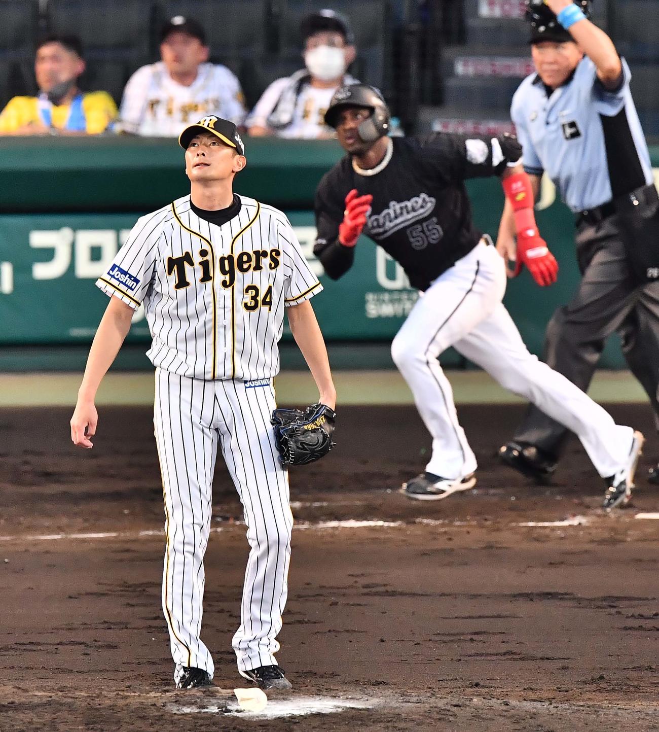 阪神対ロッテ　4回表ロッテ無死一塁、エチェバリアに右中間へ同点適時二塁打を浴びる二保（撮影・上田博志）