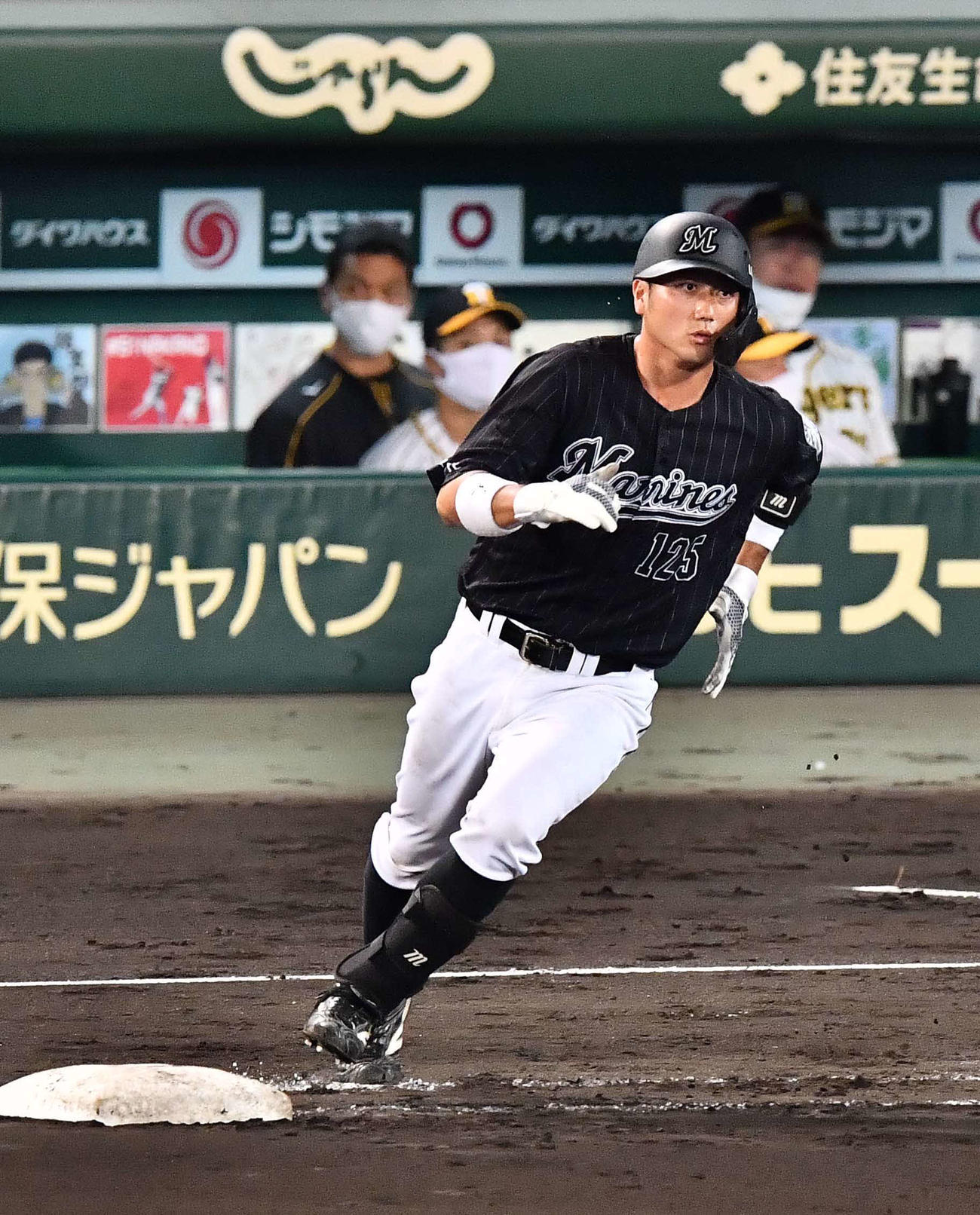 阪神対ロッテ　8回表ロッテ無死、左前安打を放つ植田（撮影・上田博志）
