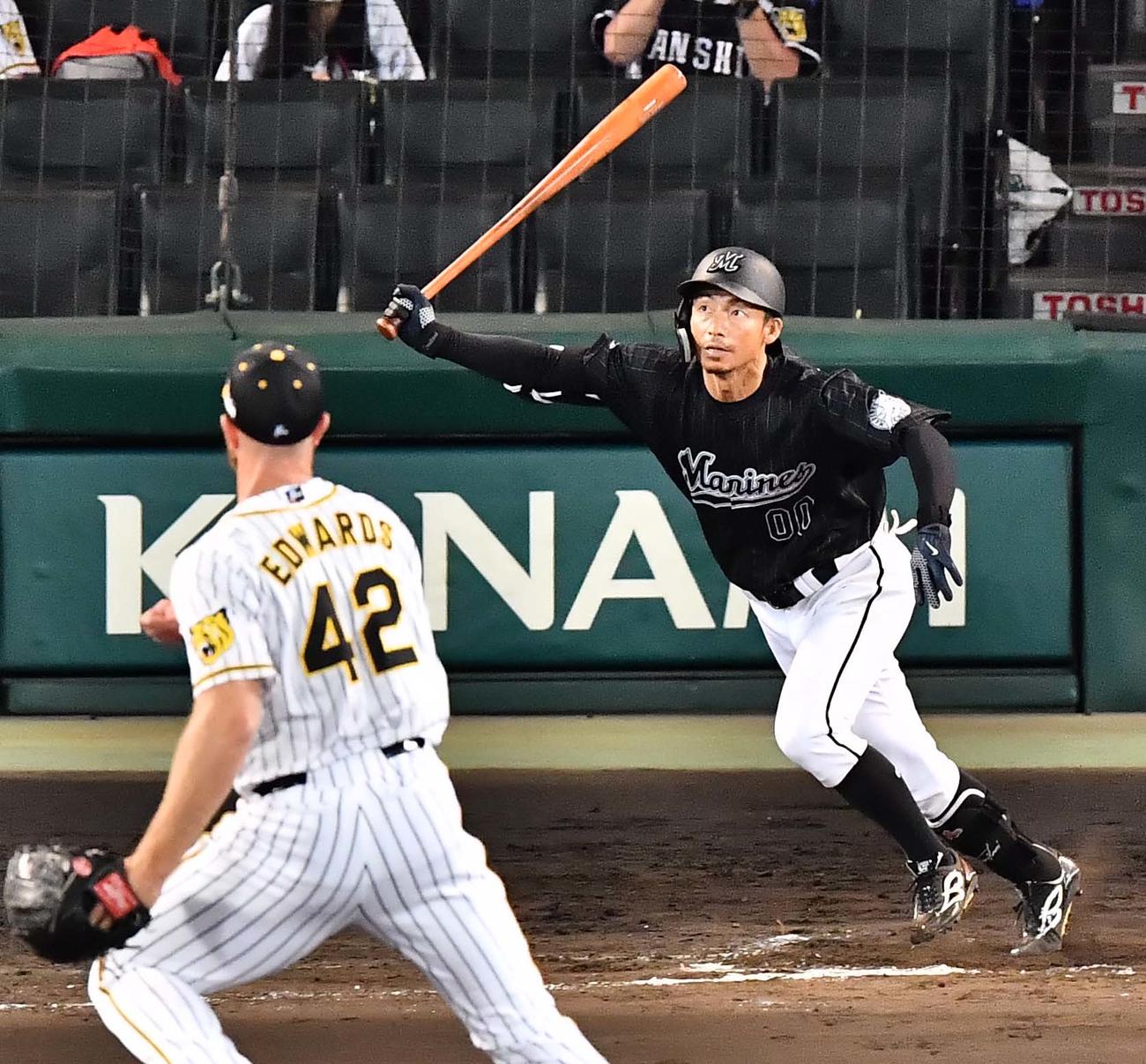阪神対ロッテ　9回表ロッテ1死、内野安打を放つ鳥谷（撮影・上田博志）