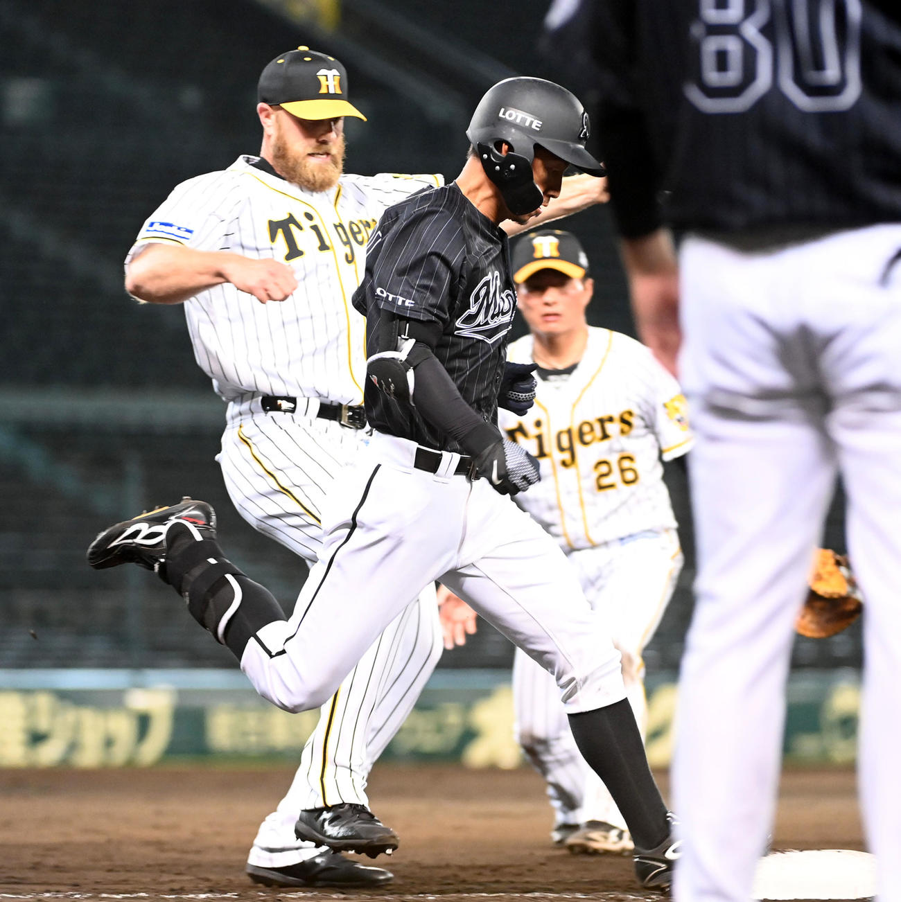 阪神対ロッテ　9回表ロッテ1死、鳥谷は一塁内野安打を放つ（撮影・前岡正明）
