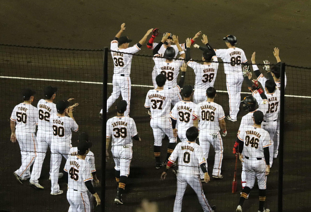巨人対DeNA 9回2死一、二塁から左中間フェンス直撃のサヨナラ打を放った巨人八百板はナインに祝福を受ける（撮影・小早川宗一郎）