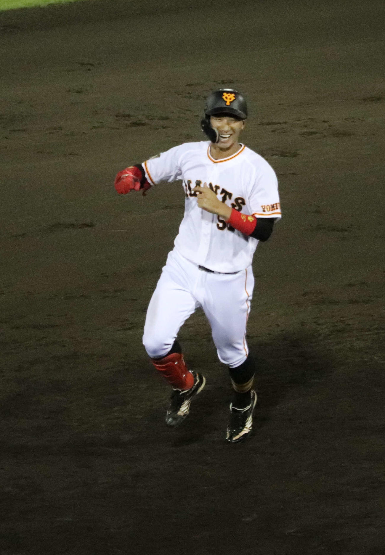巨人対DeNA 9回2死一、二塁から左中間フェンス直撃のサヨナラ打を放った巨人八百板（撮影・小早川宗一郎）