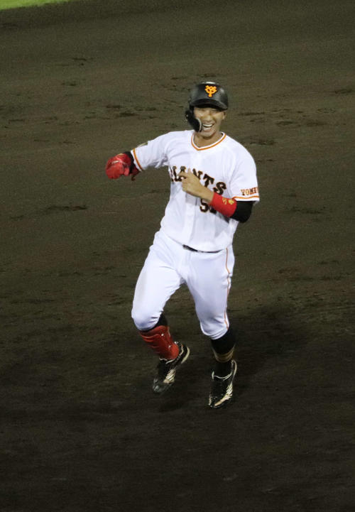 巨人対DeNA 9回2死一、二塁から左中間フェンス直撃のサヨナラ打を放った巨人八百板（撮影・小早川宗一郎）