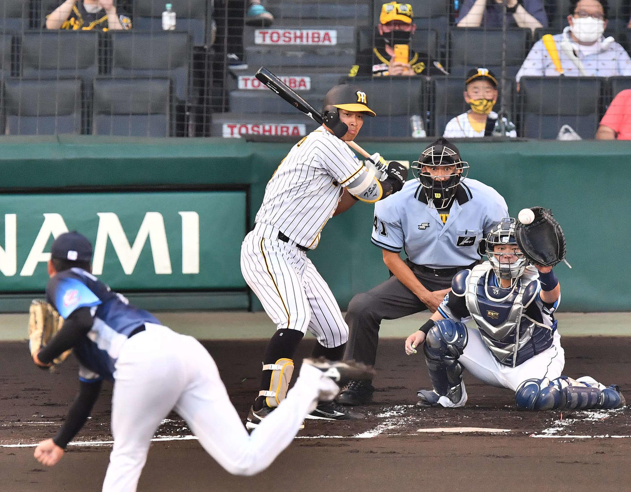阪神対西武　1回表西武1死一塁、四球を選ぶ佐藤輝（撮影・上田博志）