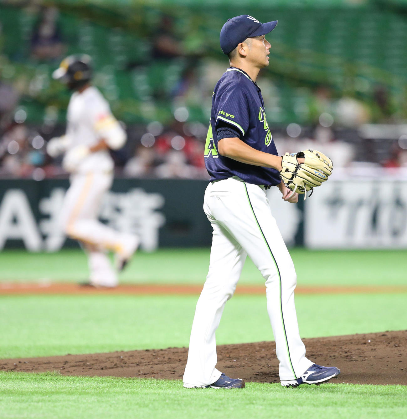 ソフトバンク対ヤクルト　2回裏ソフトバンク1死、石川は真砂に右越えの本塁打を浴びる（撮影・屋方直哉）