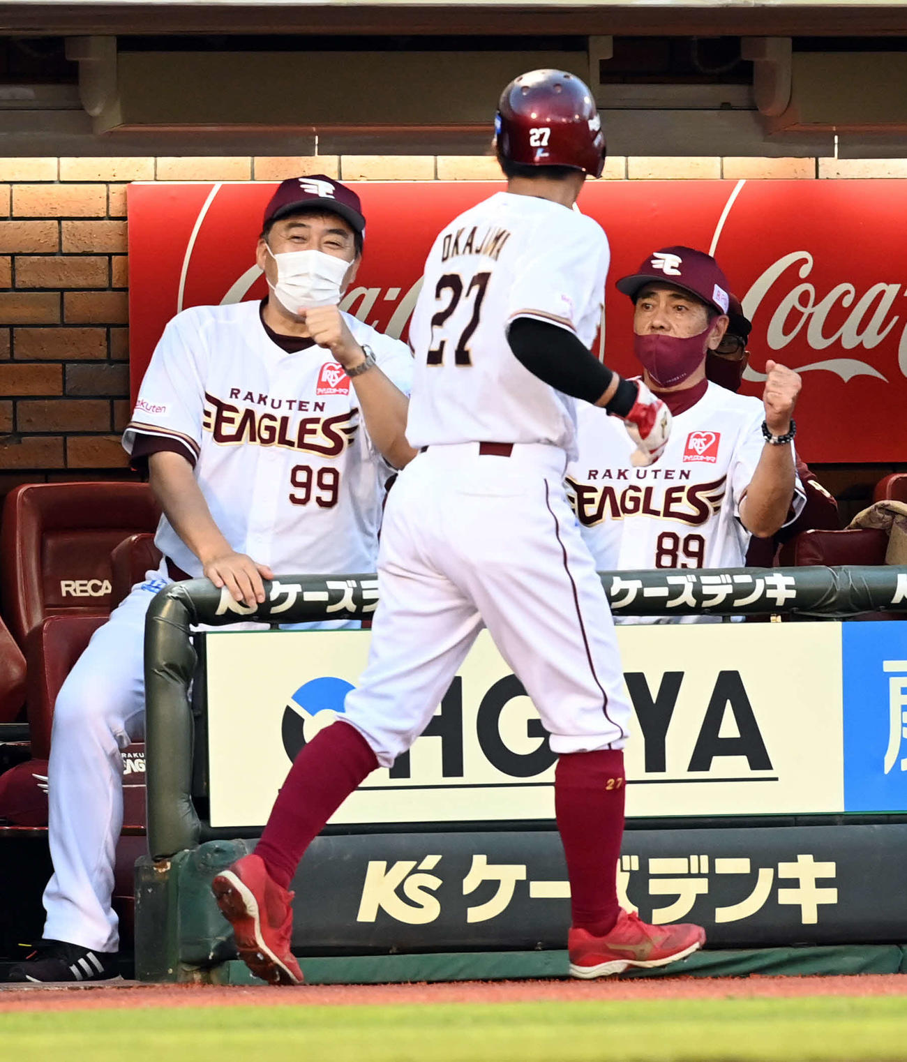楽天対DeNA 2回裏楽天1死一、二塁、黒川の先制適時二塁打で生還した岡島を迎える石井GM兼監督（撮影・たえ見朱実）