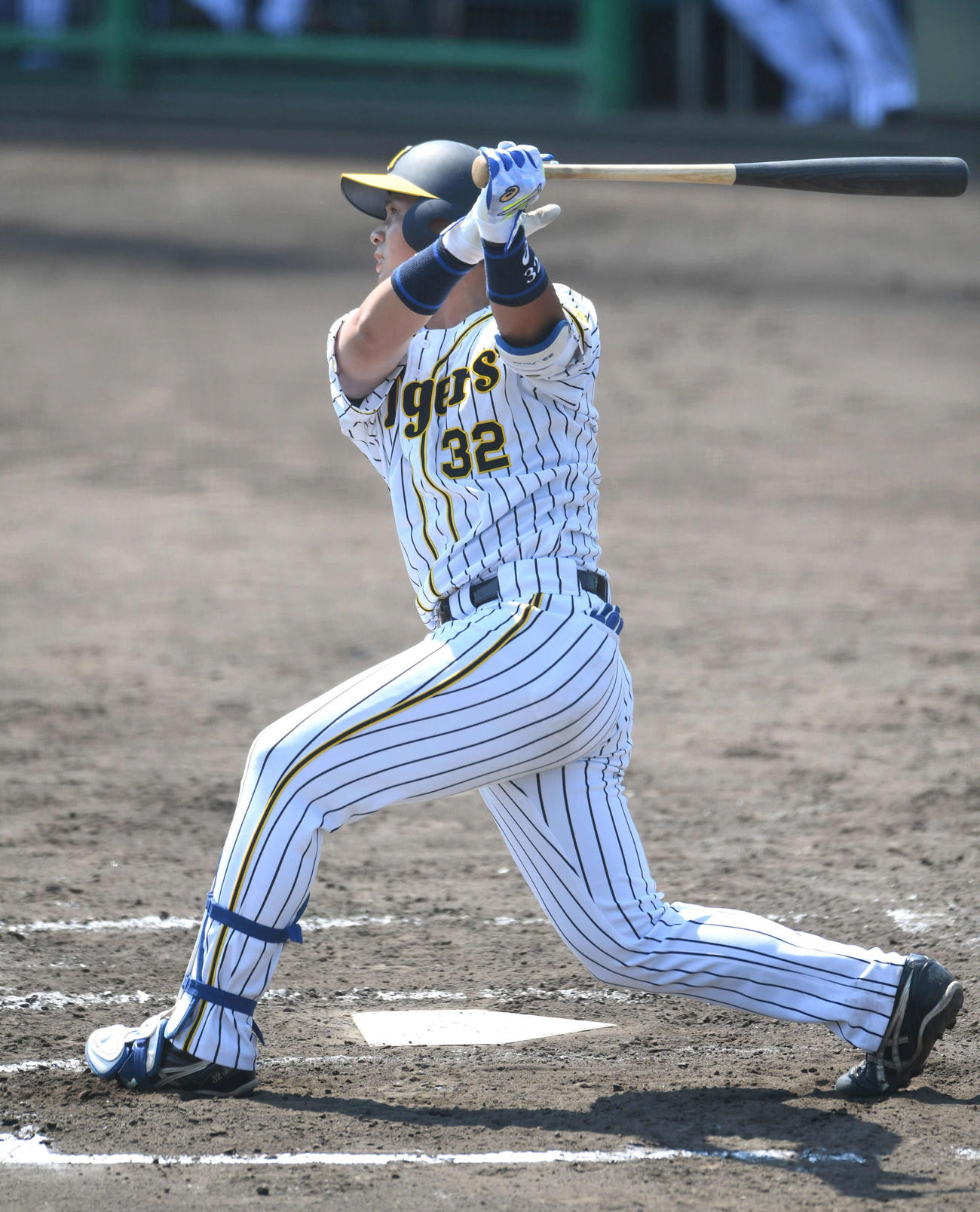 2軍オリックス戦で2点適時三塁打を放つ阪神井上（代表撮影）