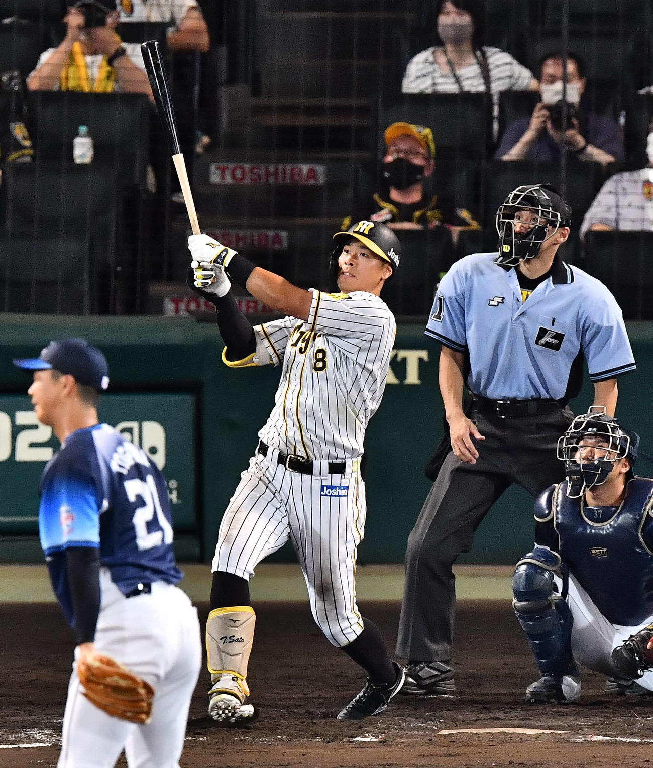 阪神対西武　8回裏阪神1死、右越えに勝ち越しソロ本塁打を放つ佐藤輝（撮影・上田博志）