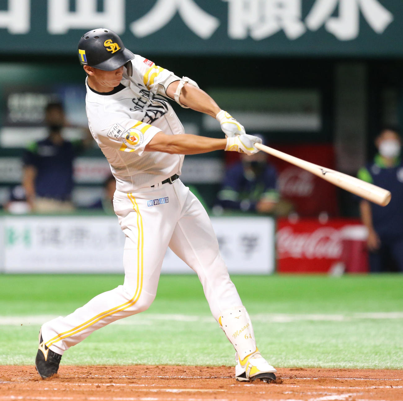 ソフトバンク対ヤクルト　2回裏ソフトバンク1死、真砂は右越えの本塁打を放つ（撮影・屋方直哉）