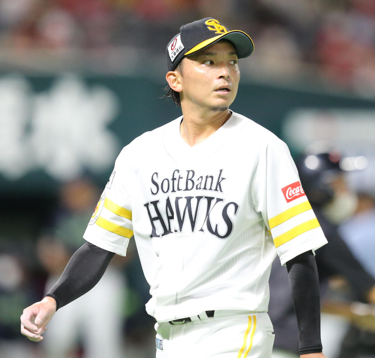 ソフトバンク対ヤクルト　3回表を投げ終えベンチに戻る東浜（撮影・屋方直哉）