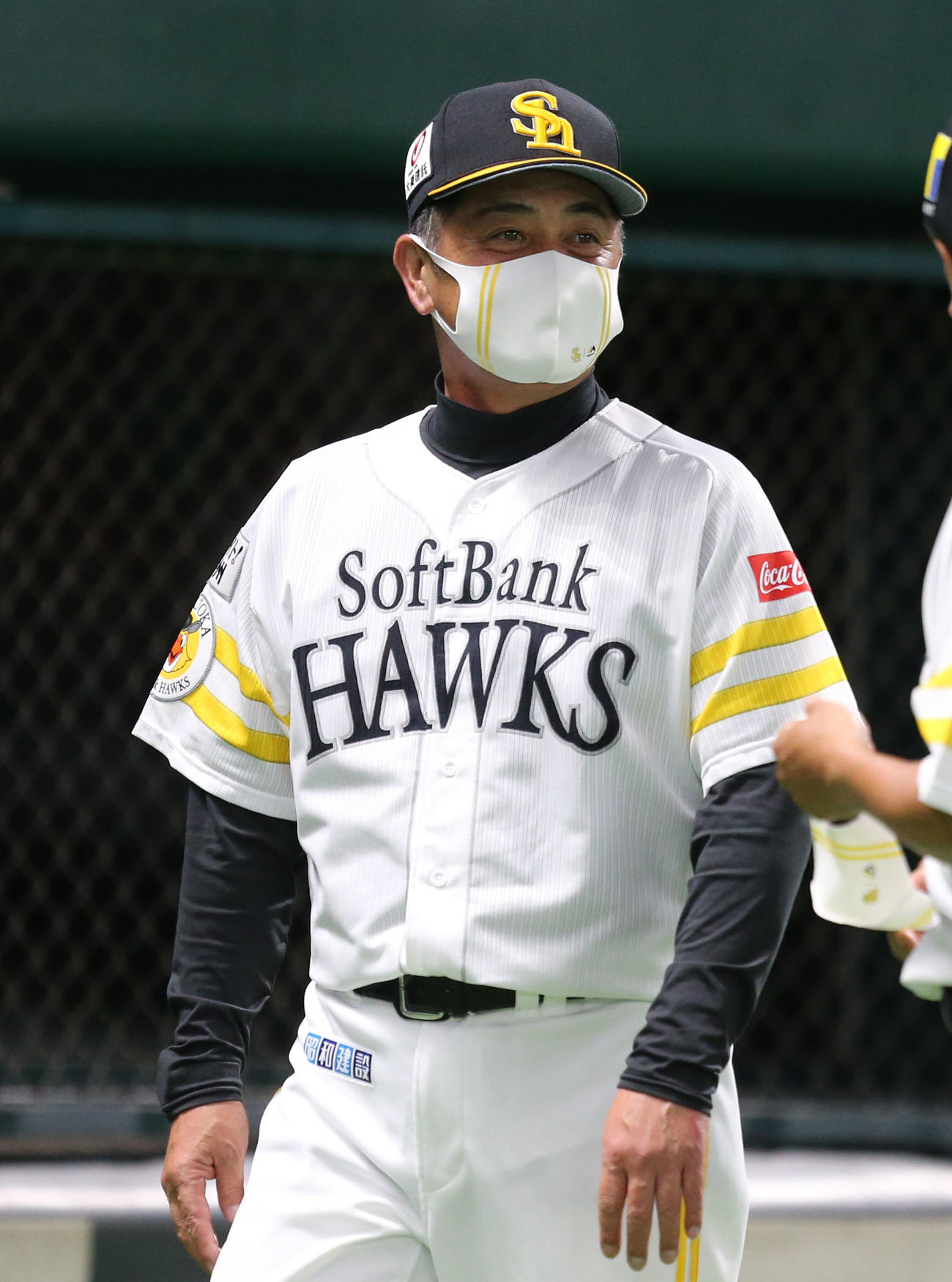 ソフトバンク対ヤクルト　5回表に投手の交代を告げる工藤監督（撮影・屋方直哉）