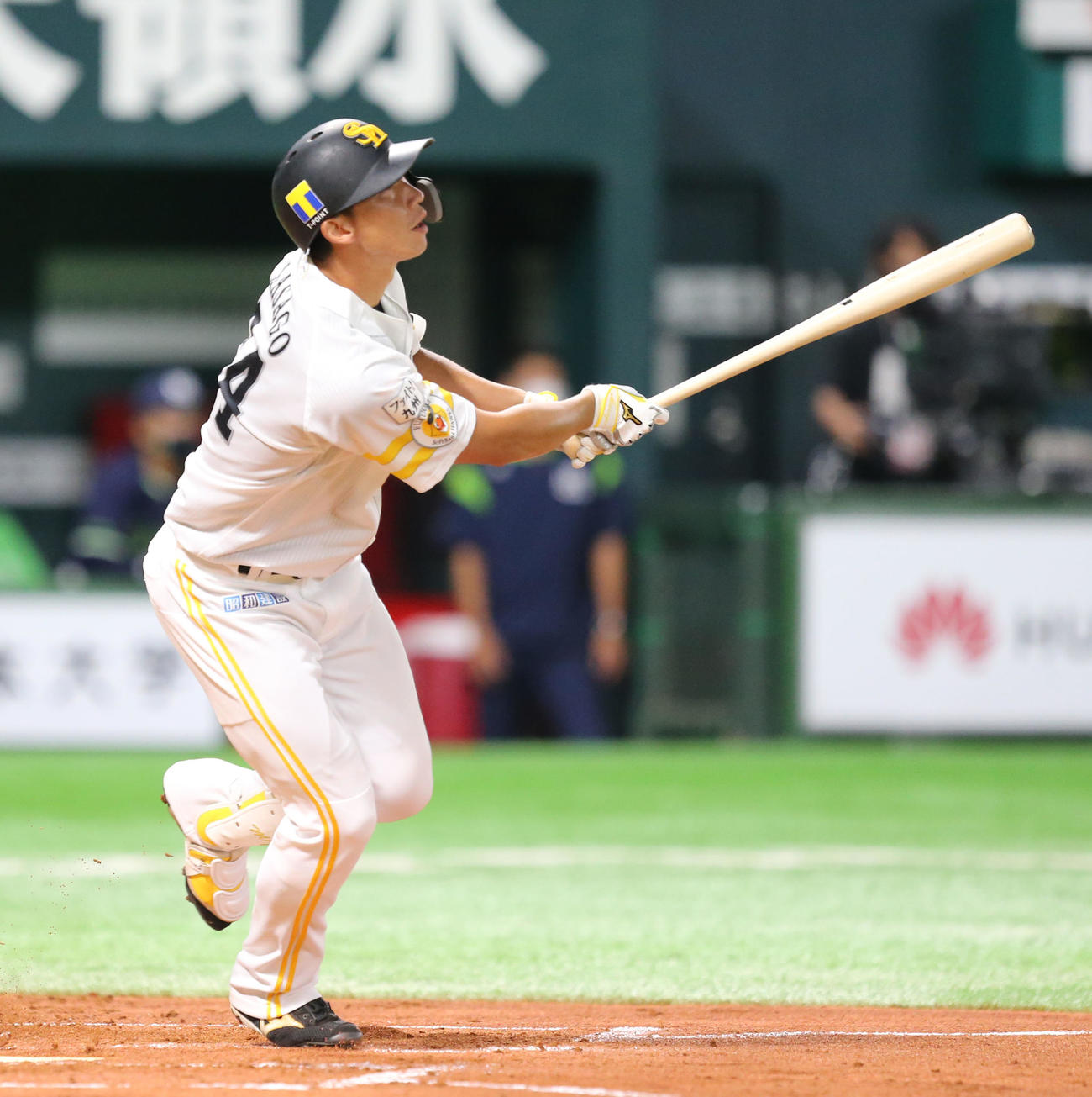 ソフトバンク対ヤクルト　2回裏ソフトバンク1死、真砂は右越え本塁打を放つ（撮影・屋方直哉）