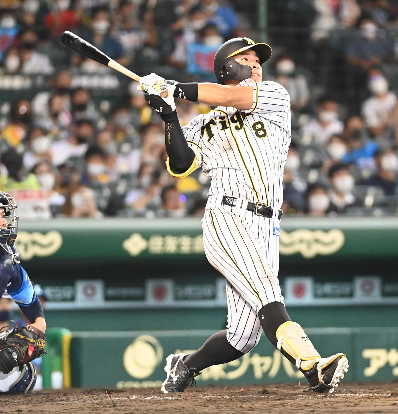 阪神対西武　8回裏阪神1死、佐藤輝は右越え本塁打を放つ（撮影・前岡正明）